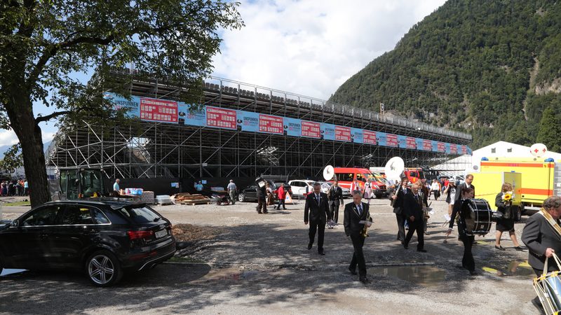 Die temporär aufgestellte Arena am Unspunnenfest 2017 auf der Höhematte in Interlaken