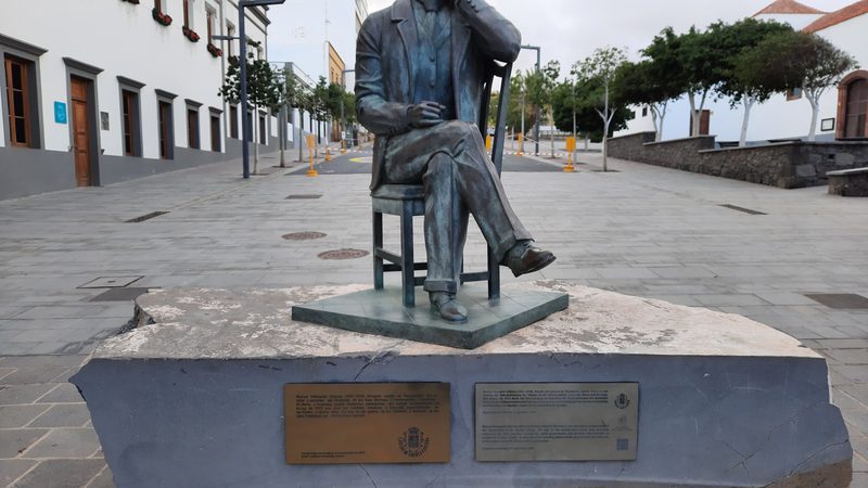 Fuerteventura: Puerto del Rosario.escultura de bronce