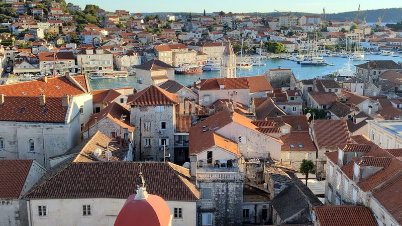Die Kathedrale hl. Laurentius (Katedrala sv. Lovre) ist ein berühmtes Baudenkmal in Trogir in Kroatien.