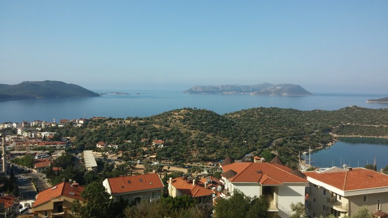 Kaş'ın uzaktan bir görünümü.