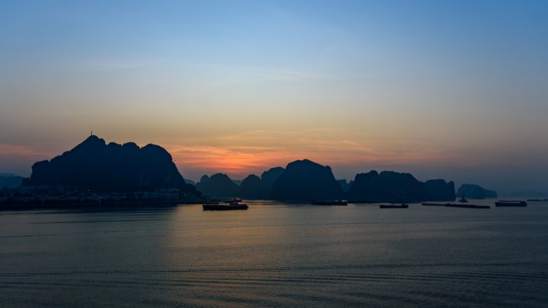 Hạ Long Bay Sunrise, Vietnam