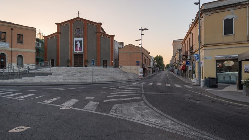 Piazza Roma all'alba - Oristano, Italia. Sulla sinistra la Chiesa di San Sebastiano Martire.